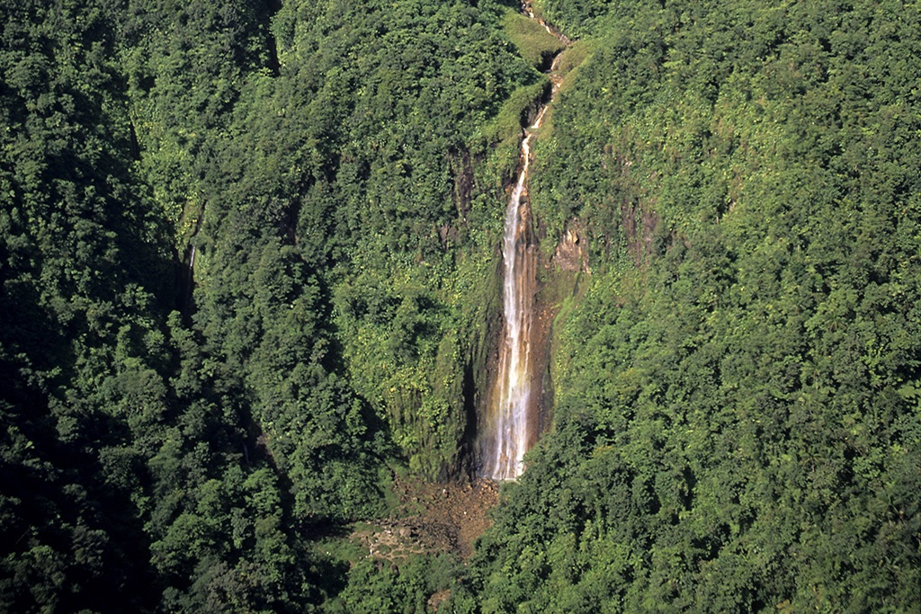 Guadeloupe
le massif de la Soufriére
en haut, le volcan
les 1 et 2éme chutes du Carbet